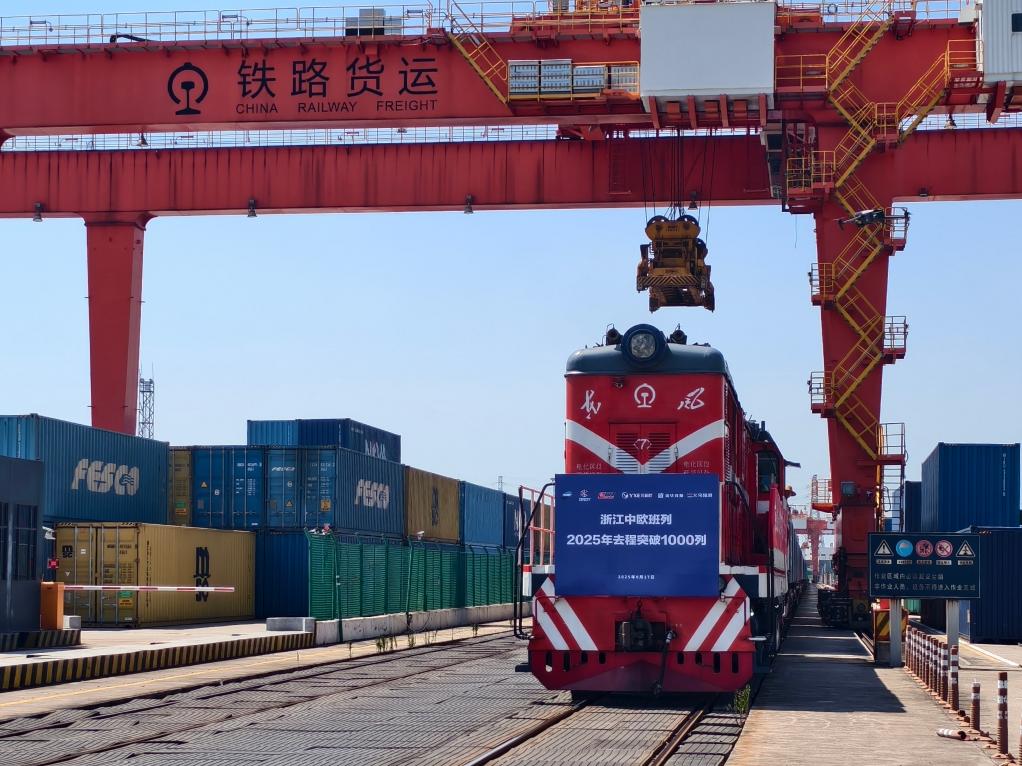 浙江义乌：“钢铁驼队”运货忙